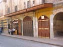 Puertas de madera decoradas en tiendas cercanas al zoco