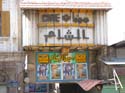 Puerta de un cine con anuncios de pelculas entre las que se encuentra 'Los ngeles de Charlie'