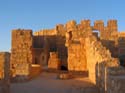 Los muros del castillo adquieren un bonito color dorado gracias a los rayos del sol al atardecer