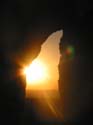 El sol durante el atardecer, a travs de una grieta del castillo