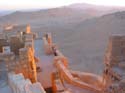El interior del castillo y al fondo el desierto donde se encuentran las torres funerarias