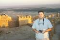 David en el castillo y al fondo las ruinas de Palmira