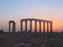 El sol apareciendo por detrs de las ruinas