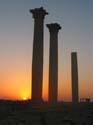 El sol aparece tras las ruinas
