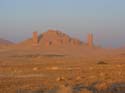 Las torres funerarias del desierto vistas desde las ruinas de Palmira