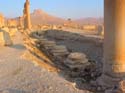 La base de muchas de las columnas de las ruinas se encuentran enterradas  en la arena