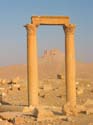 El castillo, a travs del arco formado por un par de columnas