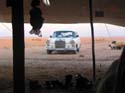 Desde el interior de la tienda de los beduinos, el coche en el que llegamos, un Mercedes un poco destartalado
