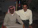 Ahmad junto su amigo, el patriarca de esta familia