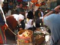 En el zoco de la ciudad antigua se mezclan mujeres palestinas vendiendo uvas, romero, etc, militares judos y algn turista