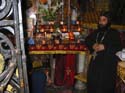 En la parte posterior del sepulcro hay pequea capilla copta, donde puede verse y tocarse parte de la piedra del sepulcro