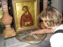 Dentro de la placa, se encuentra una hendidura donde se coloc la cruz en la que se crucific a Jesucristo