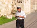 Nos dirigiamos haca la Puerta de Jaffa, que da entrada al sector judo de la ciudad antigua. Comenzamos a encontrarnos con judos, como ste que iba leyendo la Tor