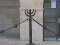 Detalle de la valla que rodea la zona: menors (candelabros) unidos entre s por cadenas