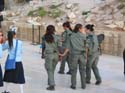 Grupo de mujeres militares visitando el Muro, por el lateral destinado a las mujeres