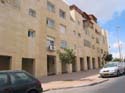 Es palpable el contraste entre las viviendas del cercano campo de refugiados y las de estas modernas casas con aire acondicionado