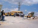 En el checkpoint de Qalandia, los taxis esperan a los viajeros que han de continuar viaje hacia Jerusalem. La improvisada estacin de taxis se convierte en un barrizal continuo durante los meses de invierno