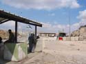 El checkpoint de Qalandia, separa las zonas de Jerusalem y Ramalla. Los horarios de apertura de dicho checkpoint son inciertos y es habitual que permanezca cerrada durante das