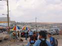 Al otro lado del checkpoint, de nuevo, taxis y 'sheruts' esperando recoger viajeros. Muchos desplazamientos de unos pocos kilometros en el West Bank implican 3 o 4 cambios de vehiculos. En la foto se puede observar a varios colegiales camino de la escuela. Por la tarde, a la salida de clase, estos mismos nios protagonizan pequeos altercados con los tanques israelies, con lanzamiento de piedras incluido