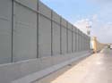 Este es el muro de seguridad que los israelies estn construyendo alrededor del West Bank, y que en muchos casos se interna varias decenas de kilometros en los territorios palestinos con la excusa de proteger las autovas construidas para comunicar los asentamientos judios (ilegales) entre s. Los palestinos no pueden usar estas carreteras