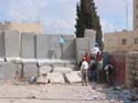 En el barrio de Abu Dis, a excasos 300 metros del Monte de los Olivos, en Jerusalem Este, las calles han sido bloqueadas por muros de hormigon que obligan a la poblacin a saltar diariamente para intentar continuar con su vida normal