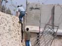 El acceso es dificil, pero mucho mejor que recorrer los 30 kilometros que dicho muro obliga a sufrir a los habitantes de Abu Dis
