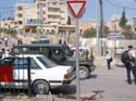 Cada poco rato, el ejercito israeli se deja notar en los muros de Abu Dis, y a travs de megafona amenza a la gente que se encuentra trepando por los bloques con el lanzamiento de gases lacrimogenos y balas recubiertas de goma. El objetivo es molestar y humillar a la poblacin civil, dado que al poco rato desaparecen, permitiendo que el triste espectaculo continue