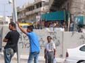 Cuando aparecen los vehiculos del ejercito, la gente espera pacientemente a ambos lados del muro su oportunidad de cruzar