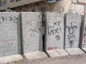 Un nio se asoma entre los bloques. En uno de ellos puede leerse 'Ghetto Abu Dis'. No deja de ser asombrante la candidez e inocencia con la que los nios palestinos se enfrentan a este tipo de situaciones