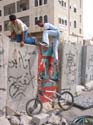 La pericia de los jovenes de Abu Dis, les lleva cruzar el muro, incluso, con sus bicicletas. A los pocos segundos, un voluntario les acerc las bicicletas para pasarlas al otro lado. Curioso el grafitti en el muro de una Cruz de David, con una Esvastica en su interior