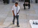 Un nio, vistiendo la indumentaria ritual juda