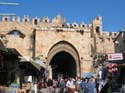 La puerta de Damasco desde el interior de las murallas de la ciudad antigua de Jerusalem