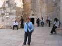 Yolanda en la puerta de la Iglesia de la Natividad, custodiada por la Policia Palestina. Se puede observar la reduccin que ha sufrido la puerta de entrada a lo largo de la historia: los monjes la redujeron para que los caballeros cruzados no entrasen montados a caballo