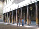 Nios paseando por el interior de la Iglesia de la Natividad