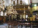 El altar principal de la Iglesia de la Natividad es de origen bizantino. La Iglesia Griega posee esta parte de la la baslica, as como el altar del pesebre. En el interior de la Iglesia de la Natividad hay tambin secciones armenias y catlicas
