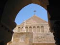 Detalle de la estatua de la Virgen Mara y la iglesia catlica, anexa a la Baslica de la Natividad