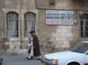 Muy cerca de la Puerta de Damasco, en Jerusalem, en el barrio judio de Bet Yisrael un cartel avisa de las normas de vestimenta para las mujeres que atraviesen el barrio. Literalmente reza: A mujeres y chicas que crucen nuestro barrio, les rogamos de todo corazn, por favor, no pasen por nuestro barrio con ropas inmodestas. Ropa modesta incluye: blusas cerradas con manga larga, falda larga, nada de pantalones ni ropa ajustada. Por favor no alterar la santidad de nuestro barrios y nuestro modo de vida como judios comprometidos con Dios y su Tor