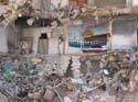 La destruccin del edificio lleg a las habitaciones donde residan algunos miembros del gobierno con sus familias. Hay que recordar que Arafat, y parte de su equipo, llevan ms de 3 aos recluidos en este edificio, a forma de prisin. Esto limita las posibilidades del lider palestino para participar en eventos internacionales, etc