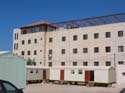 El nuevo ala de la Mukata recin construido. Barracones prefabricados albergan an parte de las oficinas