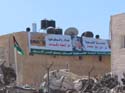 Las pancartas de apoyo al lider palestino adornan las fachadas de la Mukata
