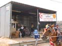 La Media Luna Roja (equivalente a la Cruz Roja en Palestina) tiene un puesto de primeros auxilios instalado en la zona del 'bloqueo' que hay que recorrer a pie, para atender las emergencias. Hay que recordar que esta carretera conecta Ramala con muchas aldeas a las que no pueden acceder las ambulancias, camiones de reparto, etc. Todo ha de pasar a pie por este lamentable barranco