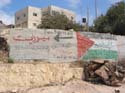Segn muchos, el bloqueo de la carretera de Surda, obedece a la intencin de dificultar el acceso a los jovenes de Ramala a la cercana Universidad de Birzeit. Es patente el inters por parte de los palestinos de cuidad y mejorar su educacin, algo de lo que se sienten justamente orgullosos. En esta pintada en el tramo a pie de Surda, se reclama el derecho a la educacin y el fin de la ocupacin. La <a href='http://www.birzeit.edu/'>Universidad de Birzeit</a> est llevando a cabo una <a href='http://right2edu.birzeit.edu/checkpointbackground.htm'>campaa de sensibilizacin</a> al respecto del checkpoint que dificulta (y a veces impide) el acceso a sus estudiantes y profesores