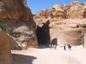 As-Siq, un desfiladero largo y estrecho que comunica la entrada con el centro de la ciudad de Petra
