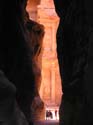 Al final del Siq, puede adivinarse una de las maravillas de Petra