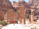 Comienzo de la calle columnada del centro de la ciudad de Petra