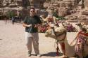 David descansando junto a uno de los camellos