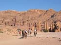 De vuelta, volvimos a pasar por la cuidad antigua de Petra. Al fondo, se ven las tumbas reales